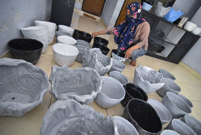 Pot Bunga dari Sampah: Solusi Kreatif dan Ramah Lingkungan?