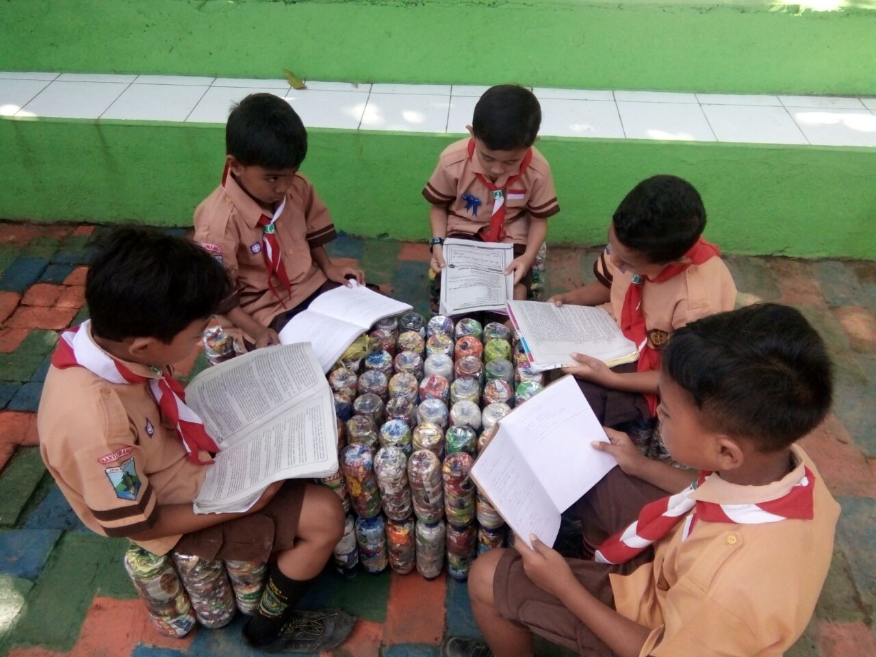 Ecobrick: Solusi Sampah Plastik Menjadi Furnitur?