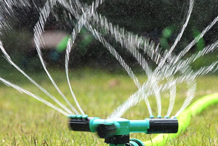 Penyiram Air Otomatis: Solusi Cerdas untuk Taman yang Sehat?
