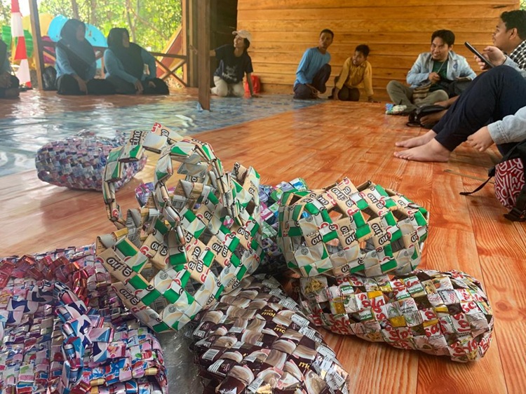 Kolase Sampah Plastik: Seni dari Ancaman Lingkungan