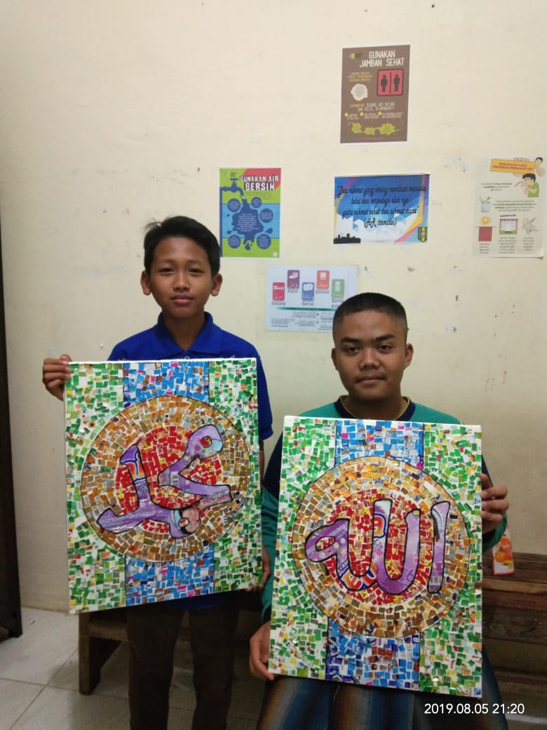 Kolase Kaligrafi Plastik Bekas: Seni Daur Ulang yang Memukau
