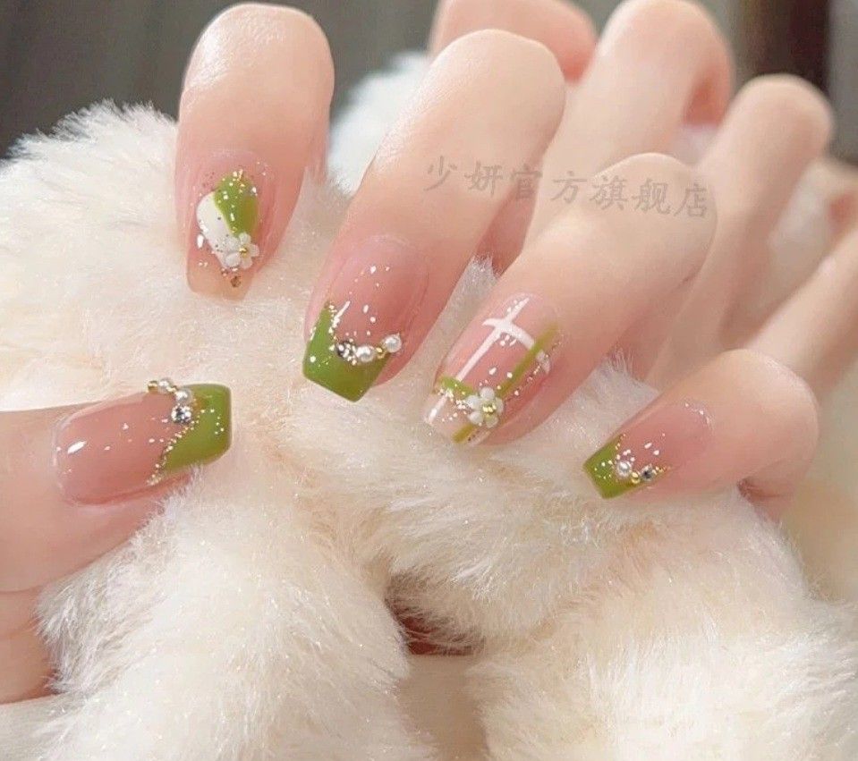Pesona Hijau: Lebih dari Sekadar Warna pada Nail Art