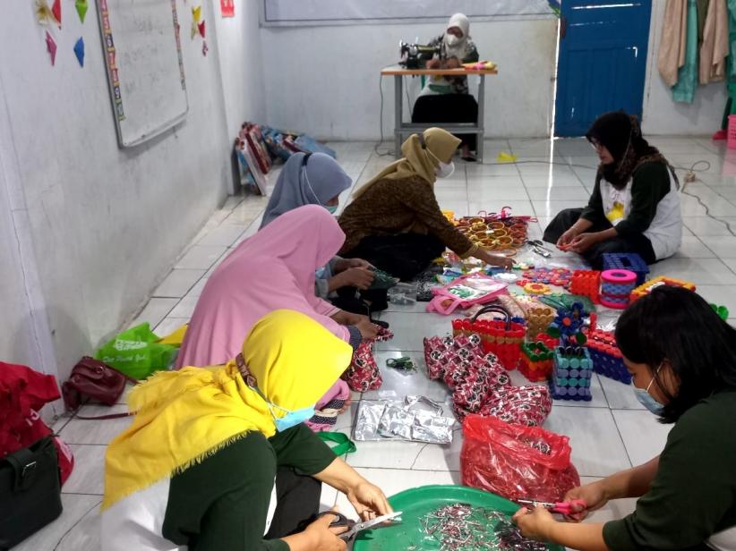 Bantar Gebang: Daur Ulang di Tengah Gundukan Sampah?