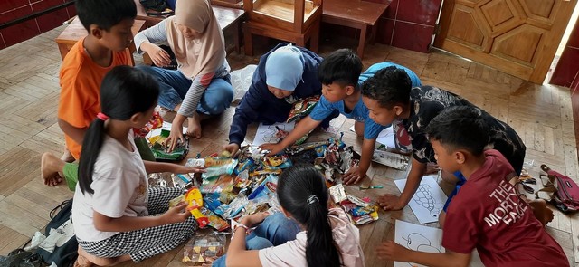 Kolase Sampah Plastik: Seni dari Krisis Lingkungan?