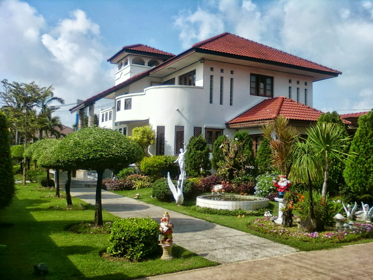 Taman Rumah Mewah Modern: Lebih dari Sekedar Estetika