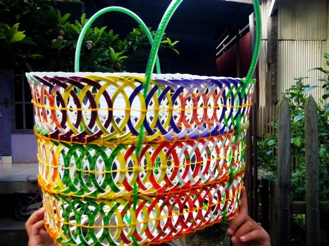 Seni dari Sampah Plastik: Transformasi Limbah Menjadi Karya