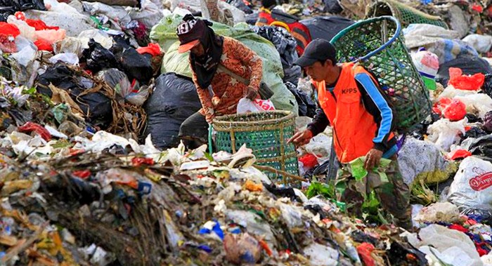 Bisnis Rongsokan: Peluang Menggiurkan di Balik Tumpukan Sampah?
