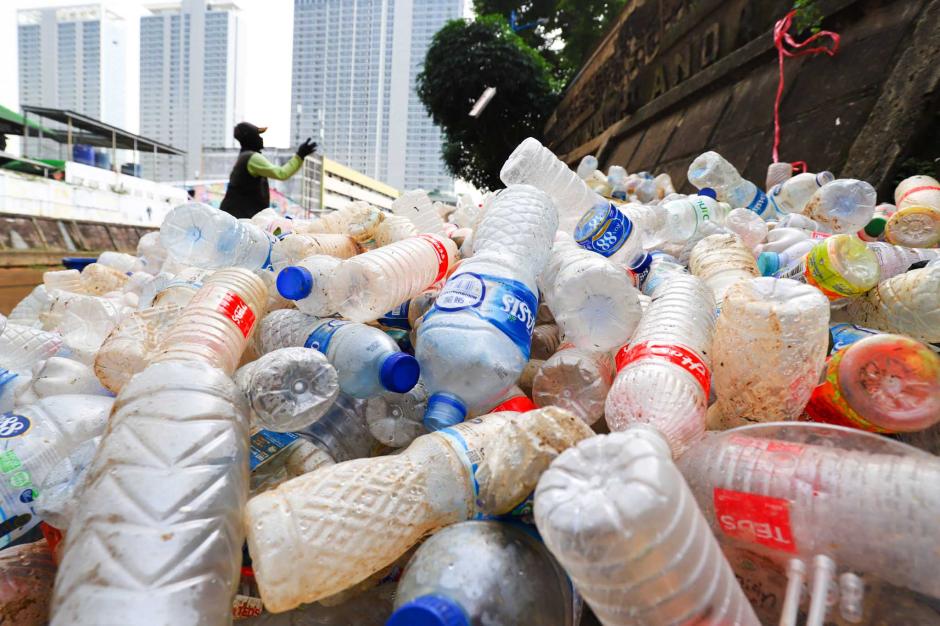 Limbah Botol Plastik: Ancaman dan Peluang