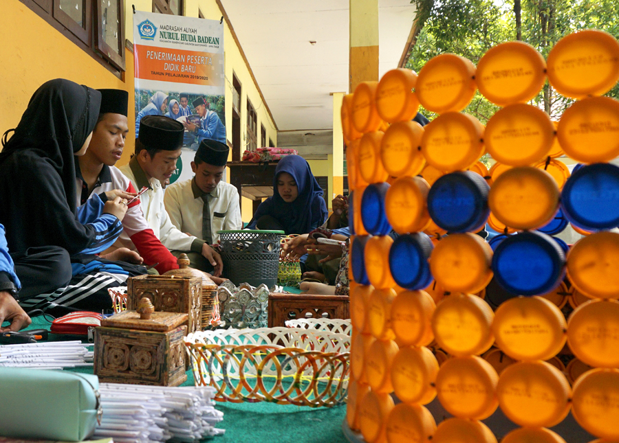Sampah Plastik Jadi Apa? Inilah Contoh Daur Ulangnya!