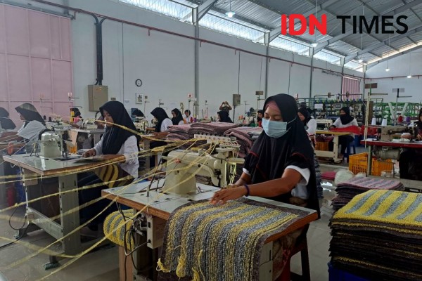 Kolase Limbah Tekstil: Seni dari Sisa Kain